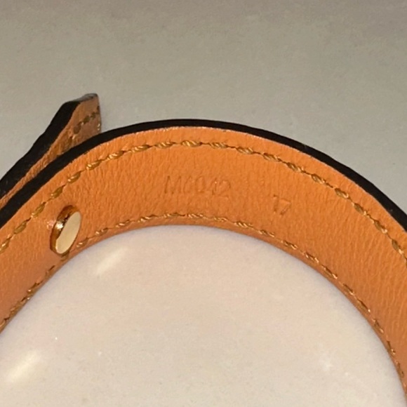 Authentic Louis Vuitton Essential V Bracelet - Picture 5 of 6